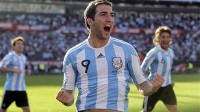 Argentina se luce con goleada 4-1 ante el campeón España