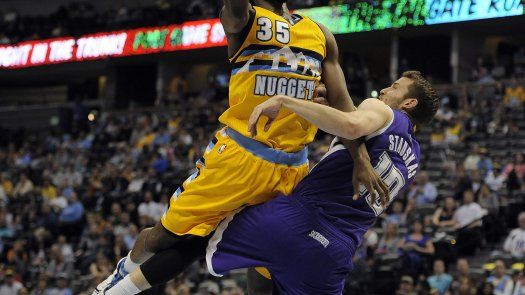 Faried anota 30 y Nuggets vencen a Kings