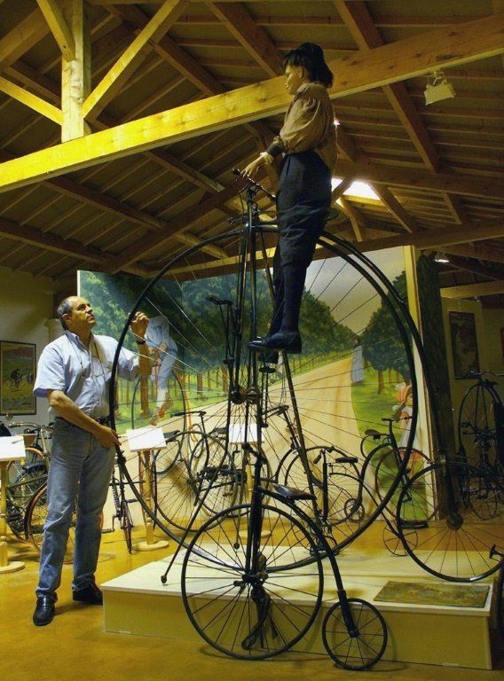 La bicicleta celebra su bicentenario de manera discreta