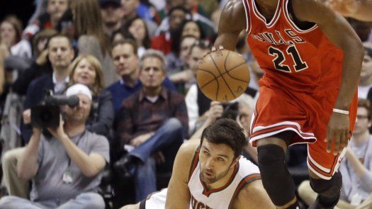 Rose anota 34 puntos y Bulls se pone a un triunfo de avanzar