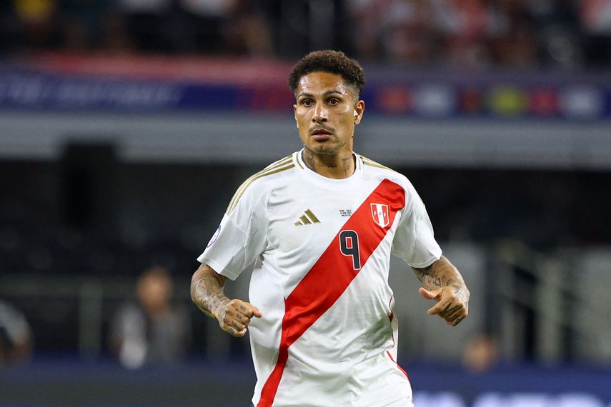 Paolo Guerrero anunció oficialmente su retirada de la selección de Perú
