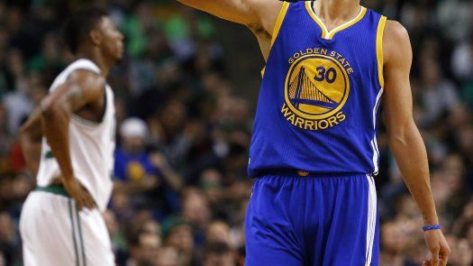Curry anota 37 y Warriors remontan para vencer a Celtics