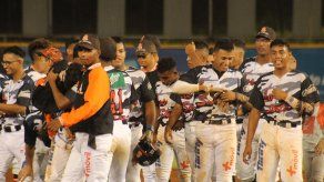 Los Santos gana y se pone a un juego del campeonato