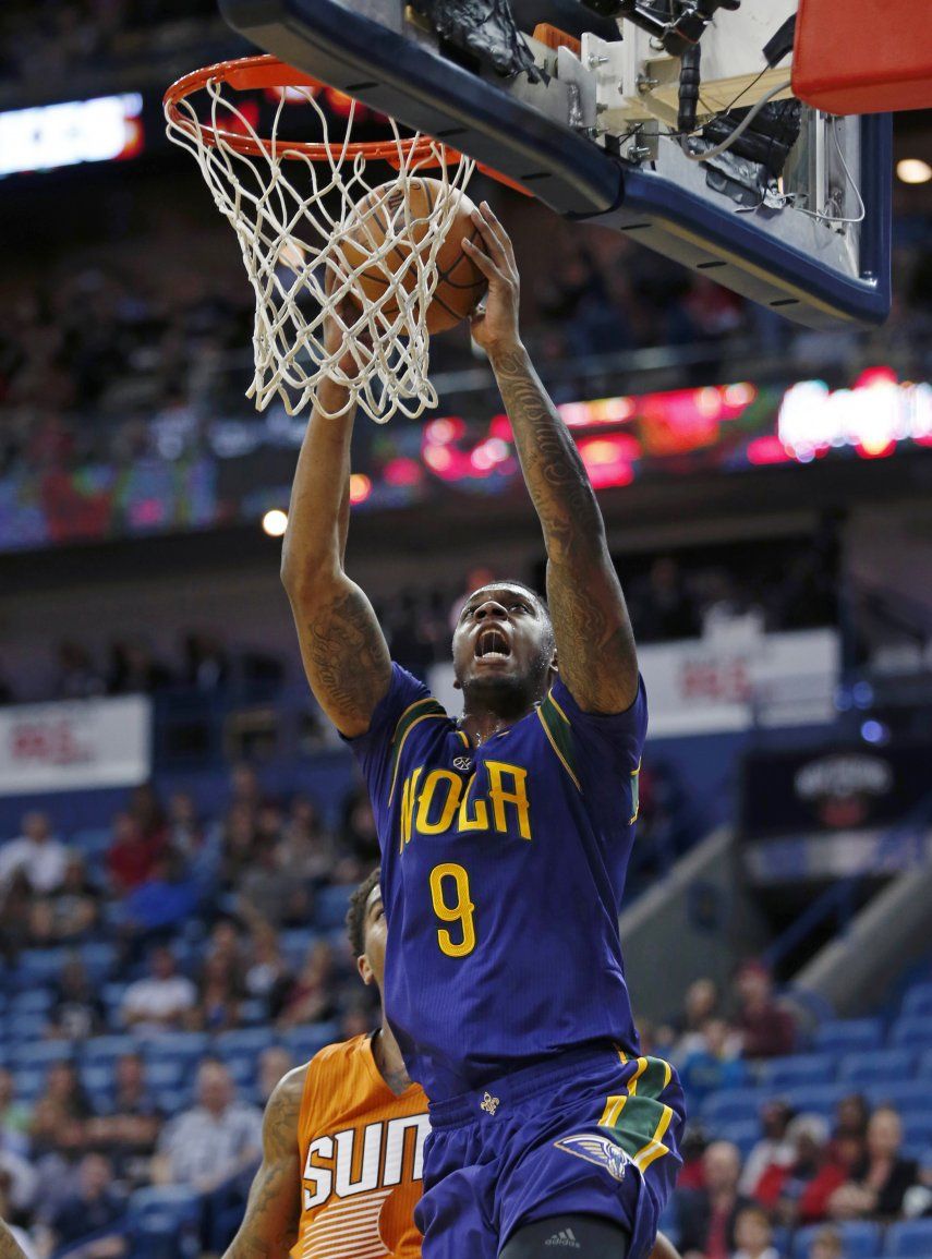 Davis comanda victoria de Pelicans ante Suns, 111-106