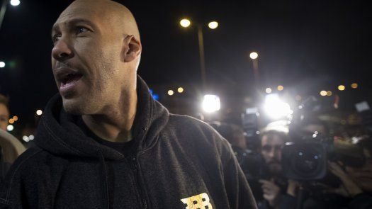 Críticas a padre de Ball por declaración sobre entrenador