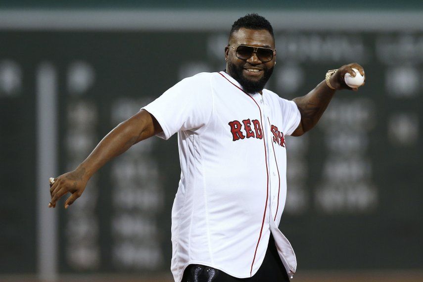 David Ortiz hace el 1er lanzamiento en Fenway Park