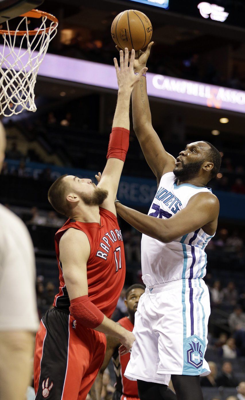 Jefferson y Hornets vencen a Raptors
