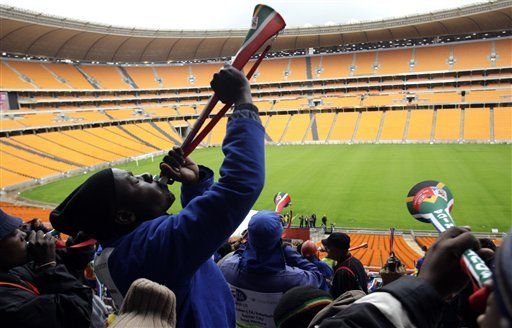 Mundial: Organizadores regalan entradas a obreros de estadios