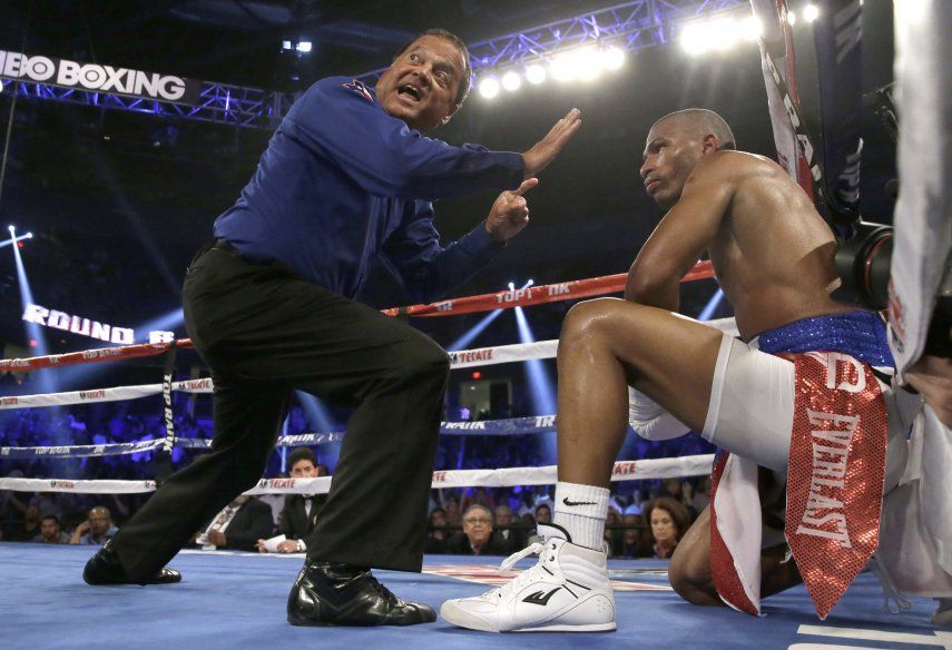 Crawford noquea a Dulorme y gana título superligero de OMB