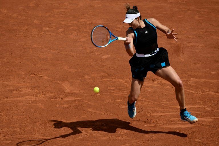 Muguruza avanza por la vía rápida a tercera ronda en París