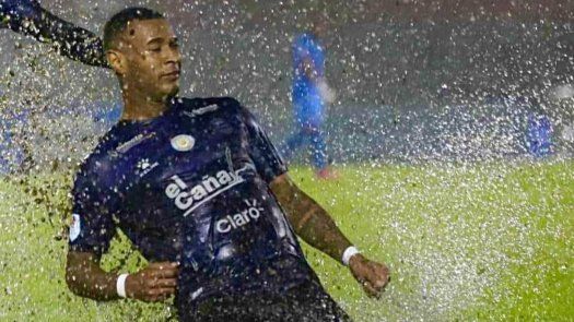 Carlos Small debuta en Honduras con doblete