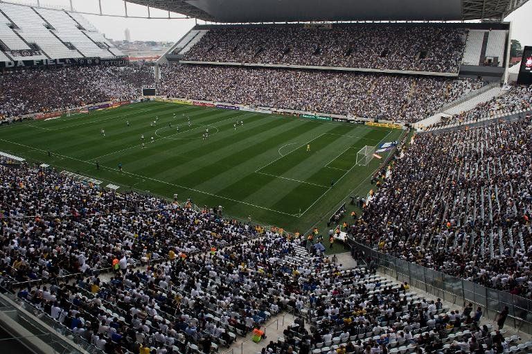 El Corinthians estrena su estadio mundialista sin acabar y bajo la lluvia