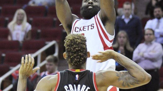 Harden y Rockets triunfan tras despido de su entrenador