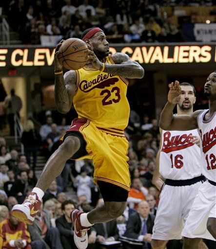 Los Cavaliers siguen ganando de locales; Pistons caen