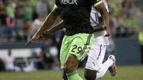 Román Torres sufre rotura de ligamento cruzado