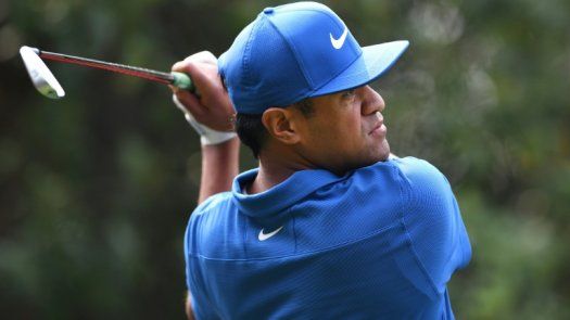 Tony Finau alcanza el liderato en Shanghai a pesar de un infortunio