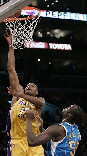 NBA: Lakers 110, Hornets 99; Bynum anota 21 puntos para Lakers