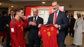 El Rey Felipe recibió como regalo la camiseta de Gavi firmada por el propio mediocampista.