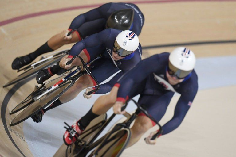 Gran Bretaña gana el oro en velocidad por equipos del ciclismo en pista