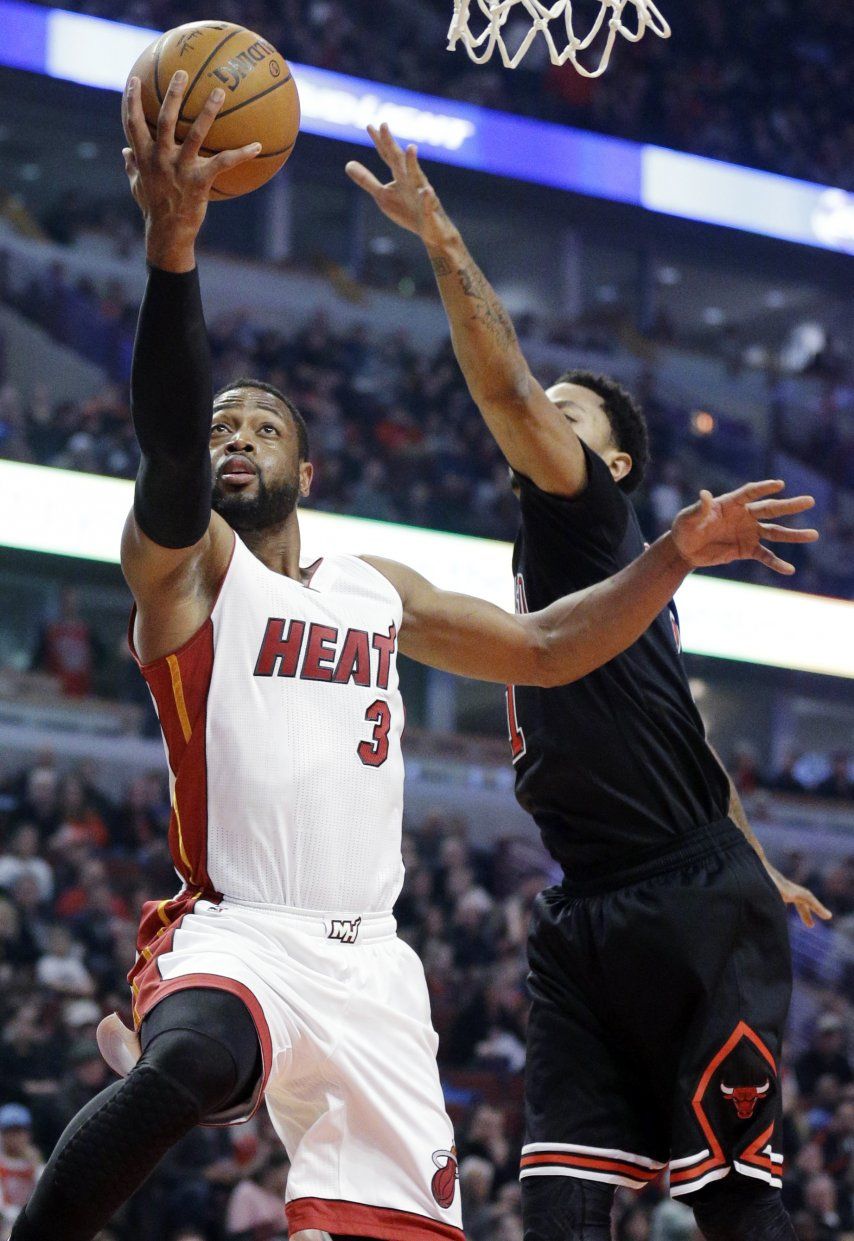 Wade y Whiteside brillan en triunfo de Miami ante Bulls