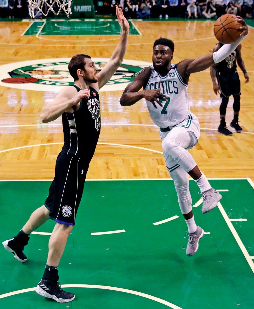 Brown anota 30 puntos y Celtics arrollan 120-106 a Bucks