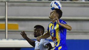 Newton Williams en partido con el 9 de Octubre ante Delfín en primera ronda de la Copa Sudamericana