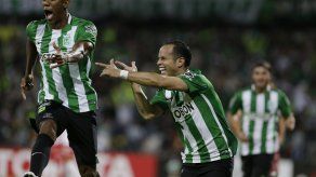 Atlético Nacional vence 4-2 a Huracán y avanza a cuartos