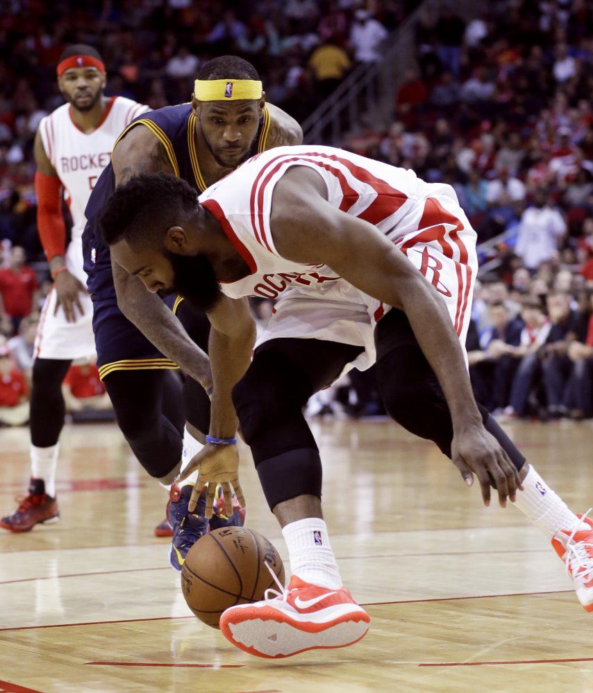 Harden anota 33 y Rockets vencen a Cavs en prórroga