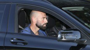 Chelsea amplía contratos a argentino Caballero y Giroud