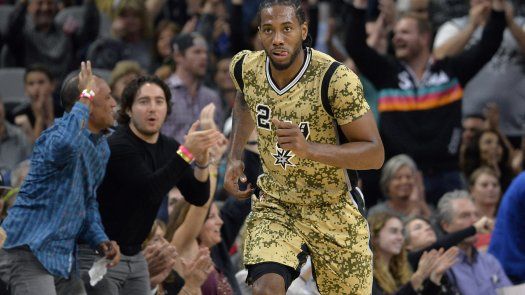 Leonard anota 23, Spurs vencen a Hornets