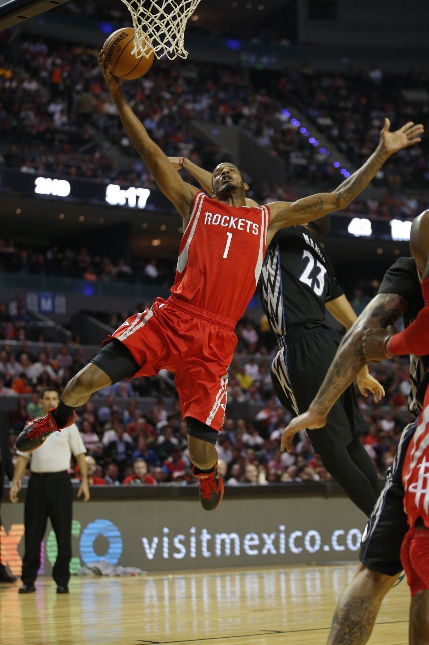 Howard se luce y Rockets ganan en México
