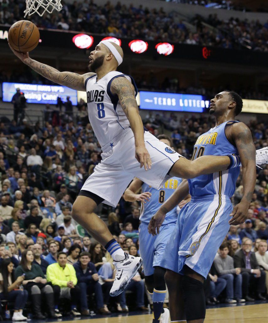 Mavericks arrasan en inicio de la 2da mitad, ganan a Nuggets