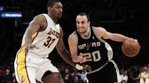 Spurs alcanzan playoffs con otra gran actuación de Ginóbili