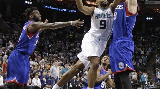 Henderson logra enceste decisivo en victoria de Hornets