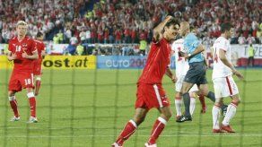 Euro: Arbitro inglés defiende decisión de marcar penal a Polonia