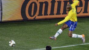 Maicon: Maicon anota un gol para el recuerdo