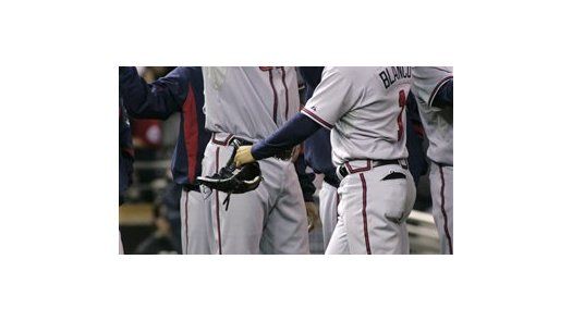 MLB: Bravos 3, Mellizos 2; Brooks decide con toque de bola