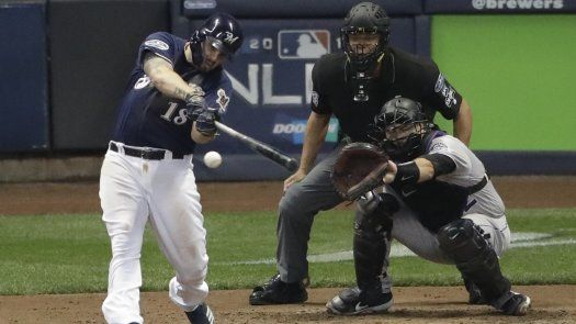Moustakas aporta su experiencia en playoffs a los Cerveceros