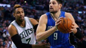 Nikola Vucevic y John Wall se desbordan ofensivamente hacia la victoria