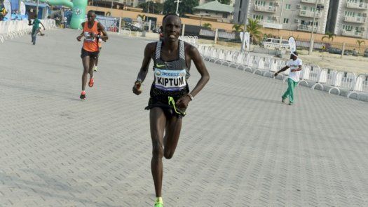 El keniano Kiptum bate el récord mundial de media maratón en Valencia