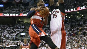 Con doble doble de Wall, Wizards apabullan a Raptors