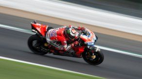 Lorenzo se lleva la pole sobre mojado en Silverstone