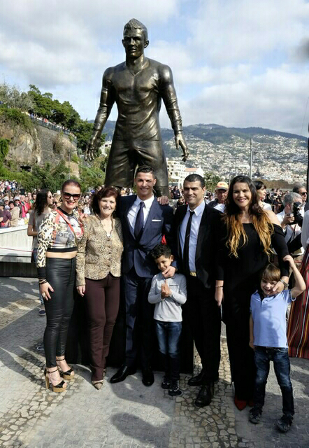 Cristiano devela estatua suya en Portugal