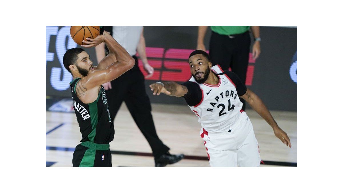 Celtics ponen en aprietos a Raptors y ganan primer juego de la semifinal