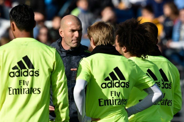 Zidane, ovacionado en su primer entrenamiento