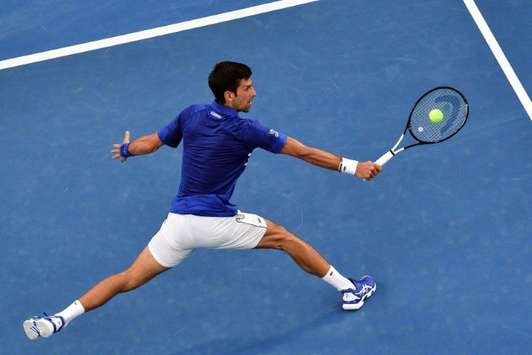 Djokovic comienza su campaña por el récord de títulos en Australia con una fácil victoria