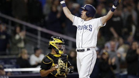 Jonrón de 3 carreras de Kinsler guía a Padres ante Piratas