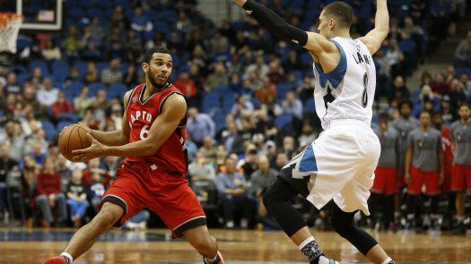 Timberwolves remontan al sorprender a Toronto