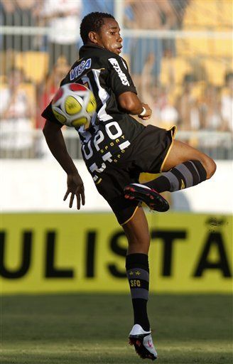 Robinho anota gol de la victoria en su regreso a Brasil