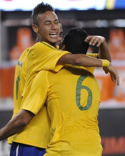 Neymar y Pato dan a Brasil la victoria, 2-0 sobre EEUU